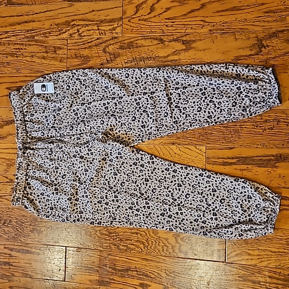 Daytrip by Buckle Pants - Linen Leopard Print Jogger Style Pants